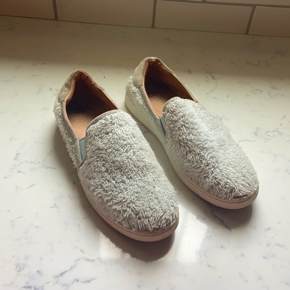 UGG slip on sneakers barley worn. - Picture 1 of 2